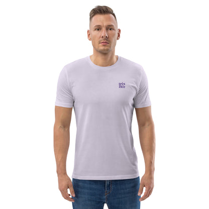 Male model wearing a fitted lavender organic cotton t-shirt with a small embroidery - "très chic" on the left chest. Available in sizes S to 3XL.