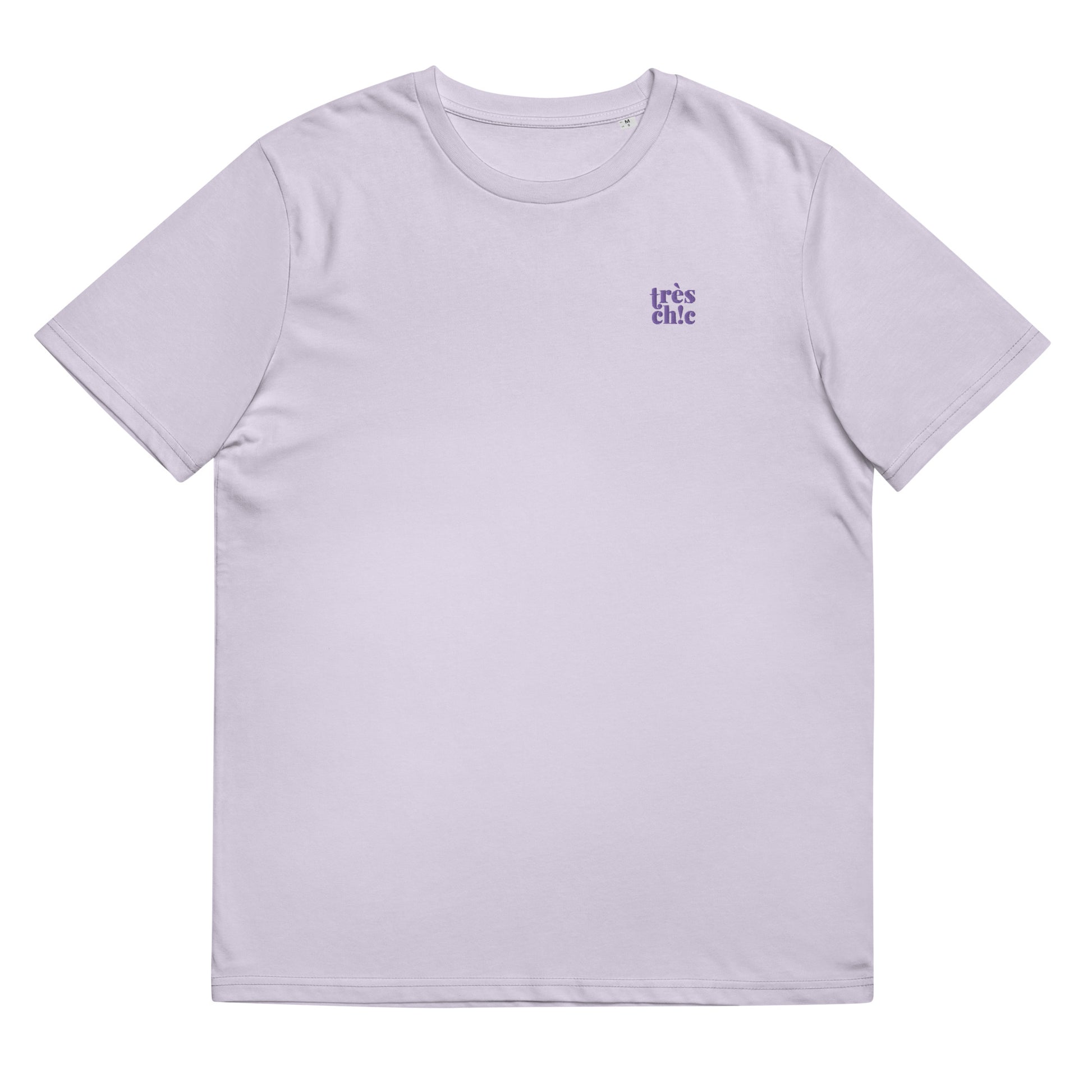 Fitted lavender organic cotton t-shirt with a small embroidery - "très chic" on the left chest. Available in sizes S to 3XL.