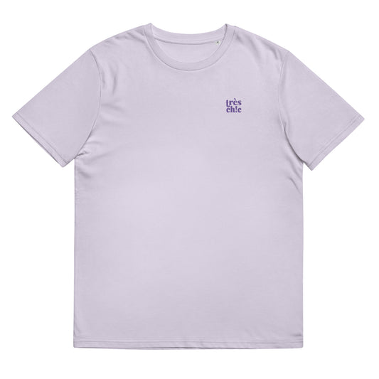 Fitted lavender organic cotton t-shirt with a small embroidery - "très chic" on the left chest. Available in sizes S to 3XL.