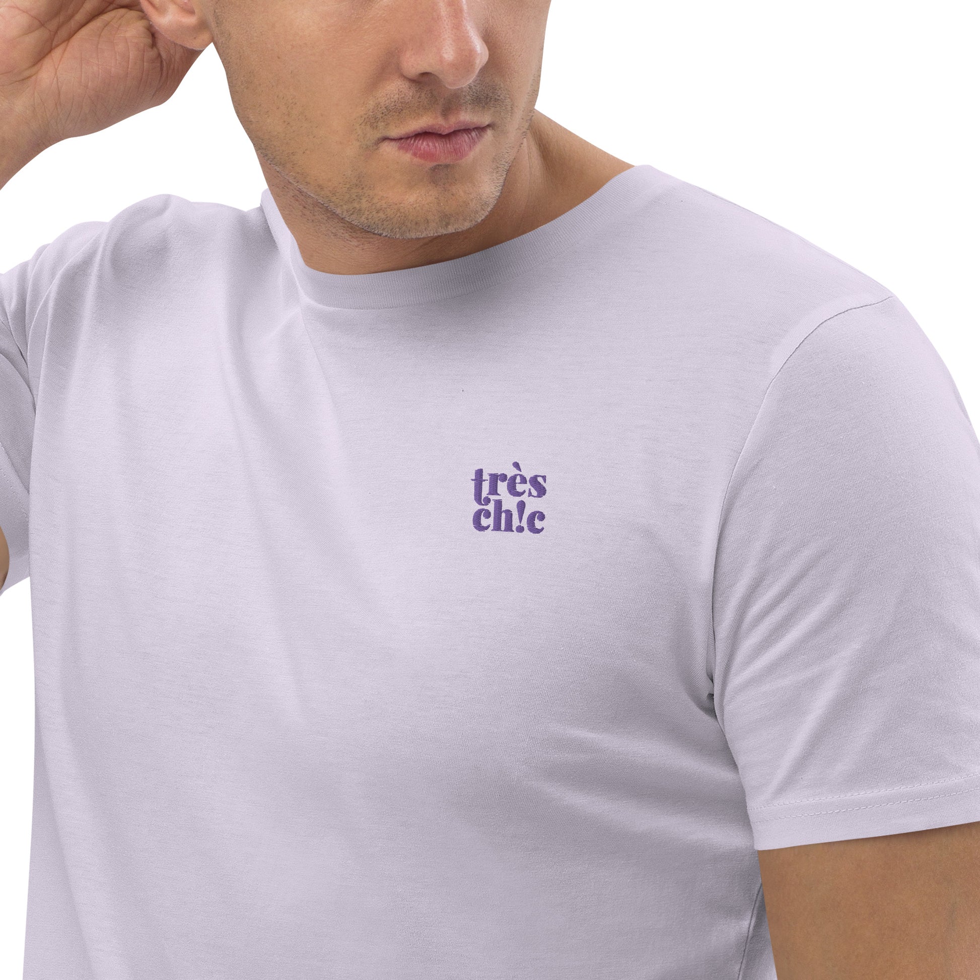 Male model wearing a fitted lavender organic cotton t-shirt with a small embroidery - "très chic" on the left chest. Available in sizes S to 3XL.